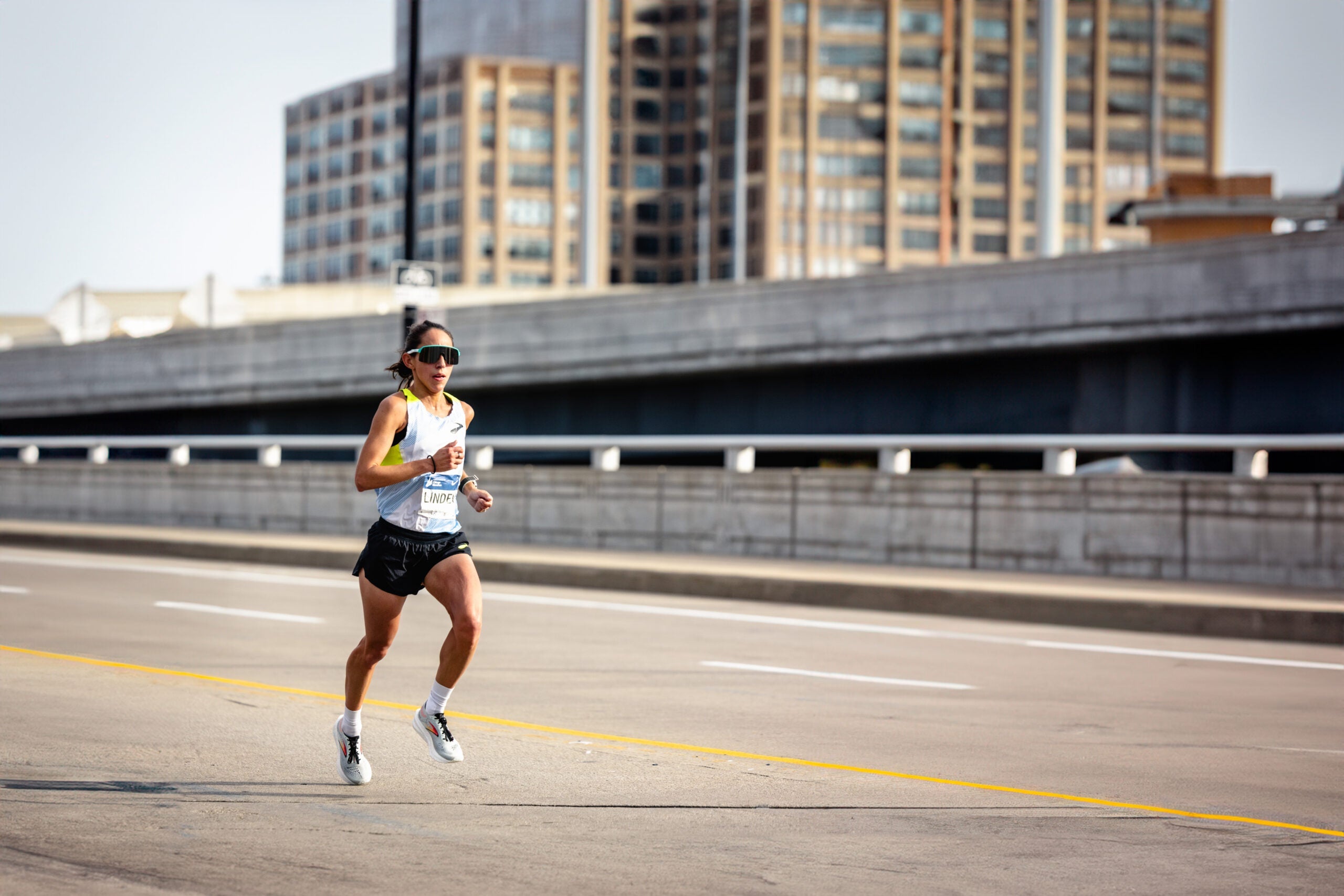 Des Linden running in Chicago