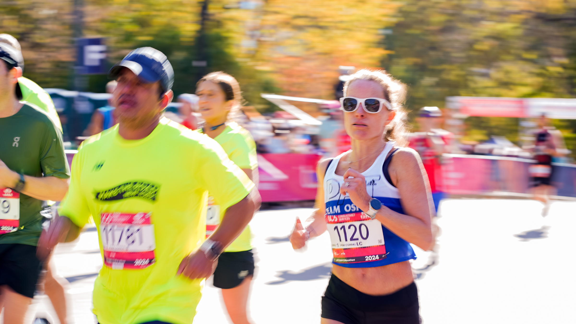 A woman runs a race after completing a 4-week half marathon training plan